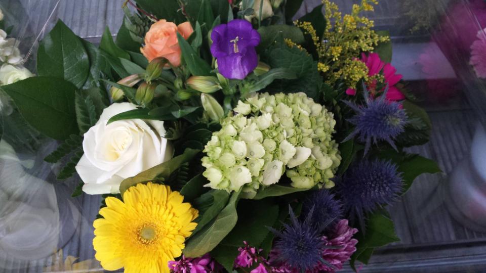Bos gele, paarse, roze en witte bloemen
